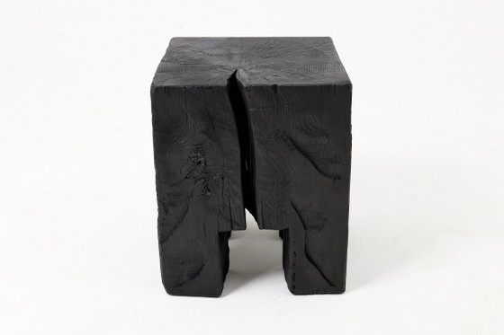 Image 1 of Table d'appoint/tabouret rustique sculptural, en chêne noir brûlé, sculpté, pièce unique, Logniture
