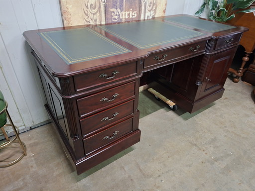 Klassiek Engels bureau, schrijftafel, desk met ingelegd leer afm: 180x80cm en 80cm hoog.

