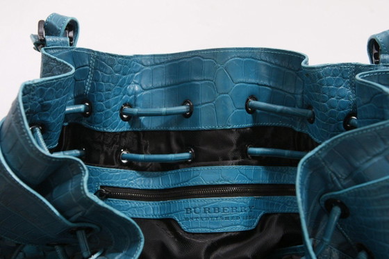 Image 1 of Borsa Burberry in pelle intrecciata turchese con stampa coccodrillo in rilievo.