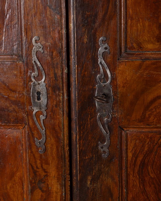 Armadio classico piemontese in noce del primo Settecento – Legno (photo 3 of 22)