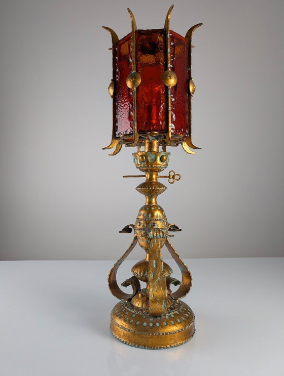 Image 1 of Grande lampe de table lombarde en métal doré et verre rouge martelé