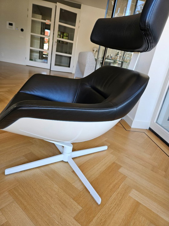 Con reposacabezas, blanco brillante, cuero Scozia 13X606 negro – Cassina, Sillones, Leather, Brass (photo 3 of 5)