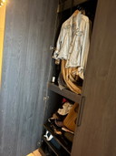 Maßgefertigter Kleiderschrank aus braun-schwarzem Holz. 260 mm hoch.