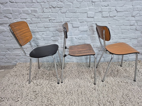 Image 1 of Ensemble de 6 chaises de cuisine vintage Brabantia, gaies et pleines de caractère – Mélange de bois veiné et de similicuir noir