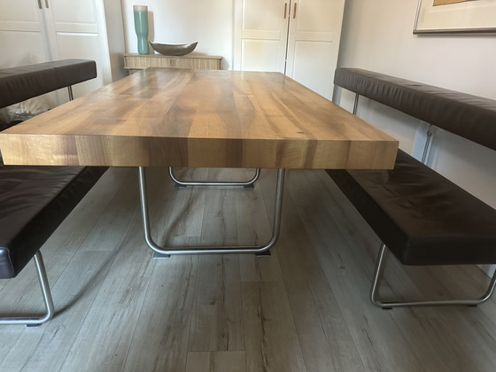 Image 1 of Gipsberger massief notenhouten tafel met 2 leren zitbanken