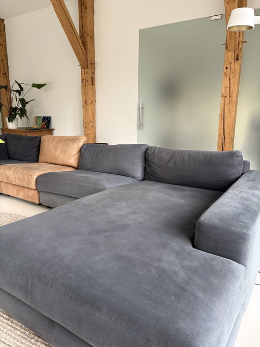 Un superbe canapé de chez Kartell Living, idéal pour un salon spacieux.