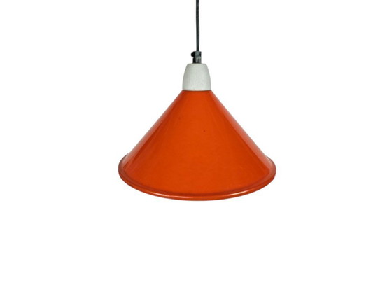 Image 1 of Suspension en métal au design industriel | orange | douille en porcelaine | années 80