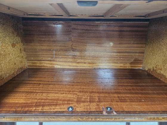 Image 1 of Mesitas de noche de madera de nogal con tapa de cristal doble.