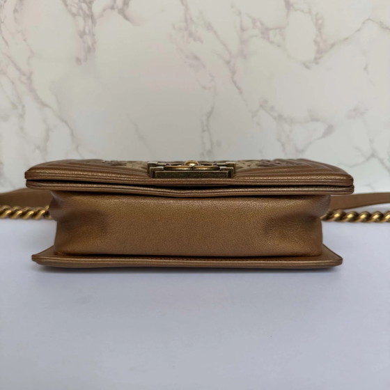 Chanel petit sac Boy à rabat en agneau matelassé métallique avec CC entrelacés – Sacs a bandouliere, Cuir (photo 12 of 16)