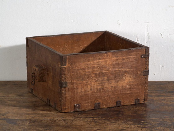 Antique Chinese wooden basket with iron straps – China, circa 1900 – Decorative Objects (photo 5 of 34)