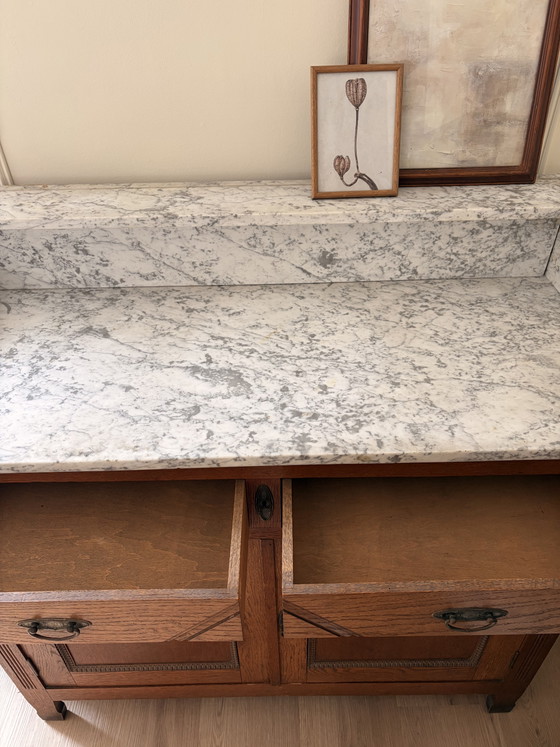 Image 1 of Cómoda antigua de madera con tapa de mármol