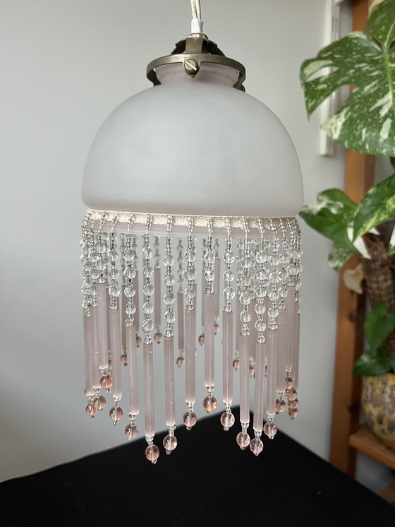 Image 1 of Lámpara colgante francesa de cuentas de principios del siglo XX: vidrio opalino con flecos de vidrio rosa.