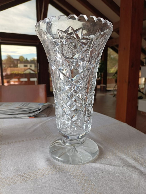 Vase en verre taillé anglais