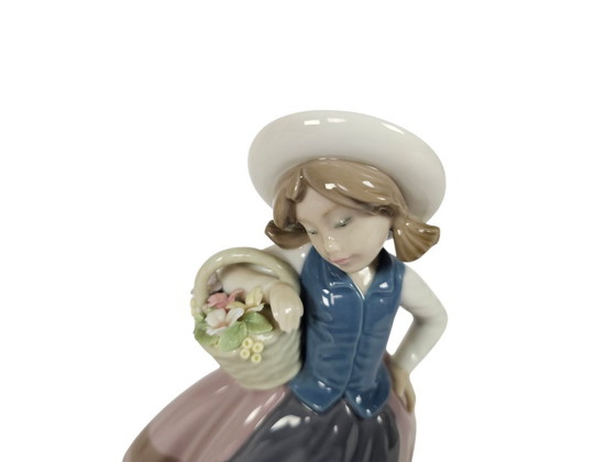 Image 1 of Lladro - « Doux parfum » - Espagne - porcelaine - 1983 - signé