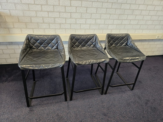 Image 1 of 3 elegantes taburetes de bar para cocina de Piet Boon con base negra antracita.