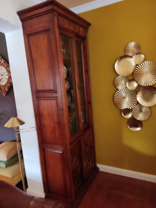 Mobile alto in legno massello di ciliegio con atmosfera