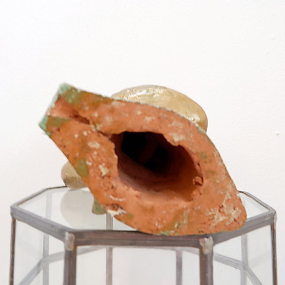 Image 1 of Tête de femme en terre cuite dorée 