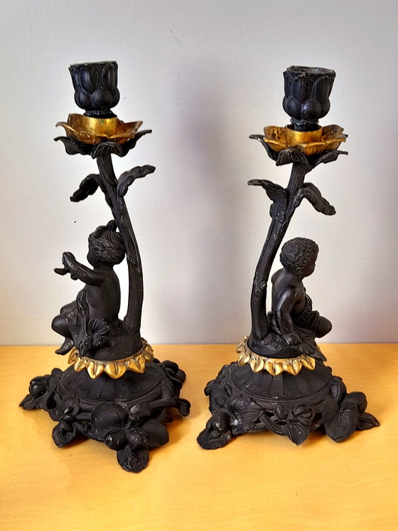 Image 1 of Coppia di candelabri barocchi in peltro raffiguranti putti