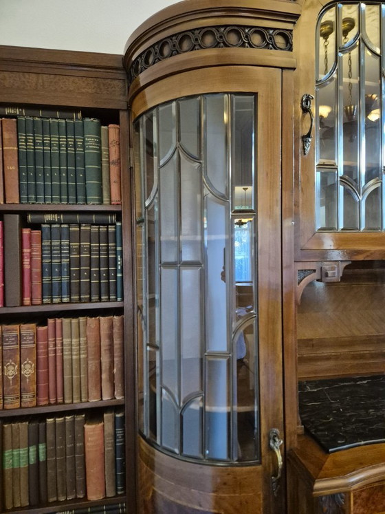 Monumentaler Schrank/Buffet im Jugendstil mit Bücherregalen (Nussbaum & Marmor) – Buffetschränke, Glass (photo 8 of 16)