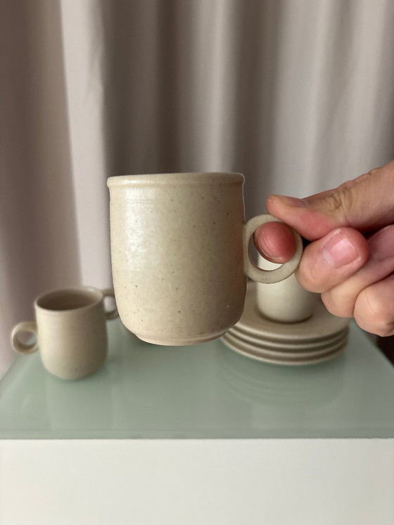 Tazze e piattini in ceramica fatti a mano, set da quattro, Stoviglie, Beige, Organic Modern (foto 3 di 11)