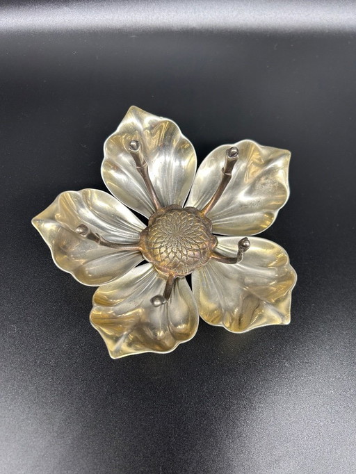 fiore decorativo con petali mobili