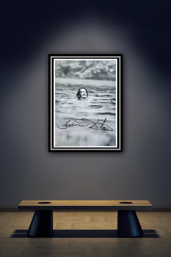 Image 1 of Salvador Dali: "Zwemmende Dali”. Gesigneerd in de plaat.  In uitstekende staat. 