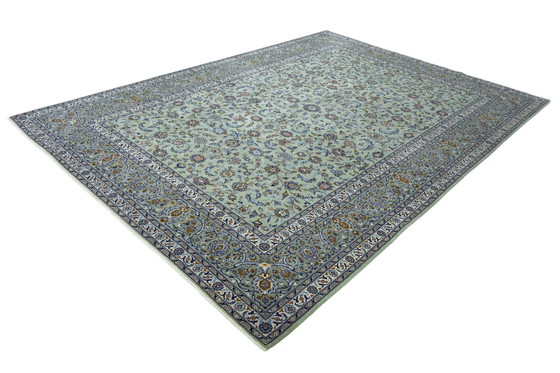 Image 1 of Tappeto in sughero Kashan annodato a mano – 423 x 304 cm – Pregiato tappeto orientale color verde pistacchio con motivi floreali