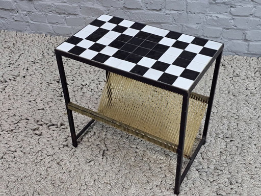 Tavolino portariviste vintage con piano in piastrelle di ceramica e portaoggetti in corda intrecciata, anni '60.