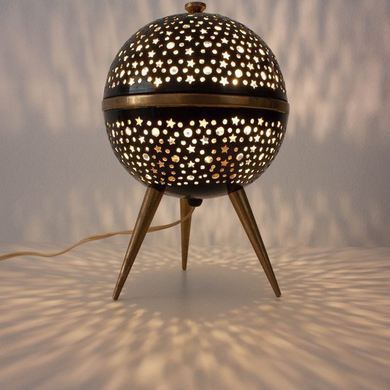Image 1 of Lampe de table Saturn française des années 1950 en aluminium ajouré et laiton