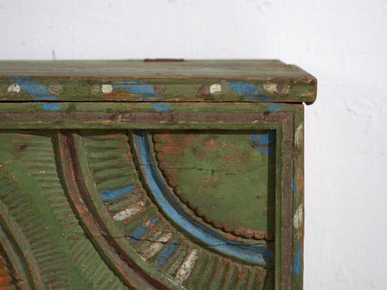 Malle ancienne sculptée style art populaire (c.1900) #79 – Armoires de rangement (photo 32 of 40)