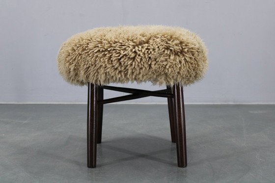 Image 1 of Sgabello in legno del 1950 con rivestimento in pelle di pecora