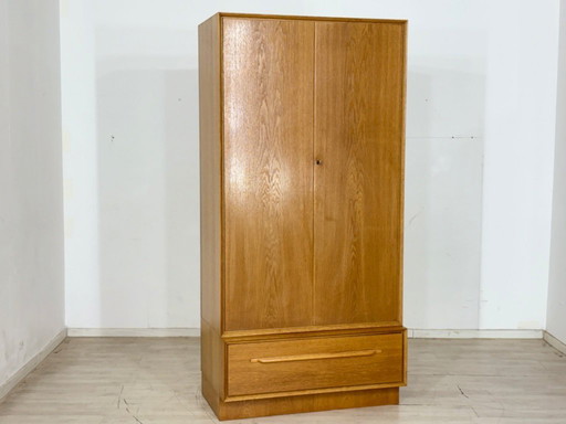 Armadio vintage in legno, lavabo, armadio per la biancheria, mobiletto