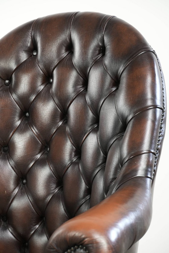 Image 1 of Silla de oficina Chesterfield antigua de piel de vaca marrón con ruedas, de lujoso estilo inglés.