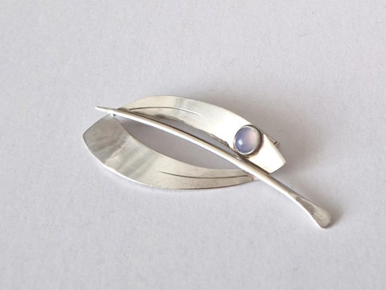 Parck & Co - Swedish silver brooch with chalcedony from 1956, Parck & Co, Stockholm, Decorative Objects, Stone (photo 3 of 5)