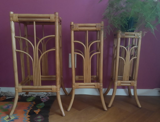 Splendido set vintage italiano anni '70 di 3 tavolini laterali in rattan e bambù, tavolini per piante e supporti.