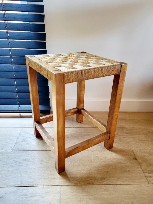 Vintage houten krukje met geweven zitting, landelijke stijl, jaren 1970