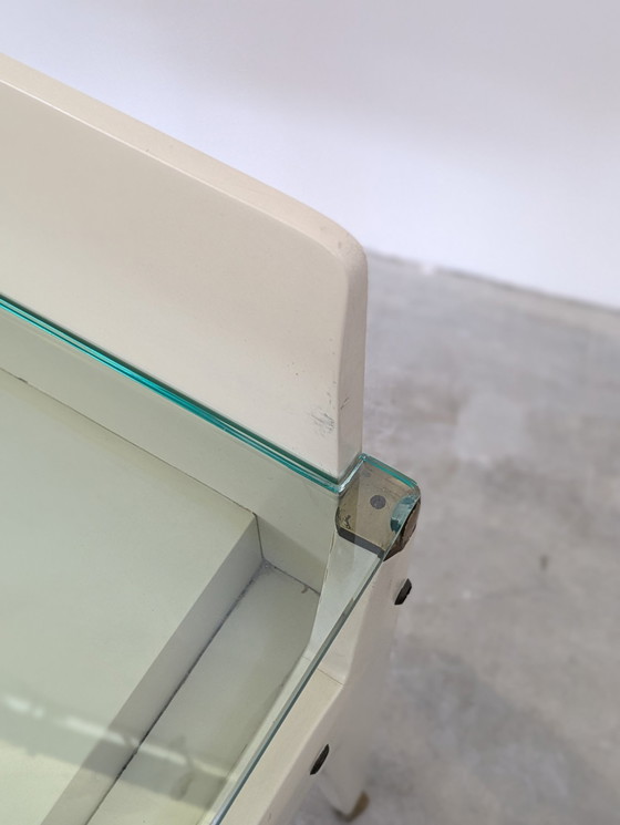 Image 1 of Mesilla de noche - Latón, Cristal, Madera - Pareja de mesillas de noche, de madera lacada en blanco, con tapa de cristal.