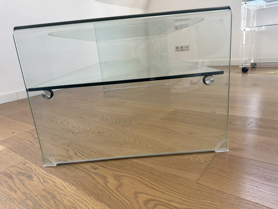 Minimalistischer Couchtisch aus Glas mit unterer Ablagefläche – Couchtische (photo 4 of 8)