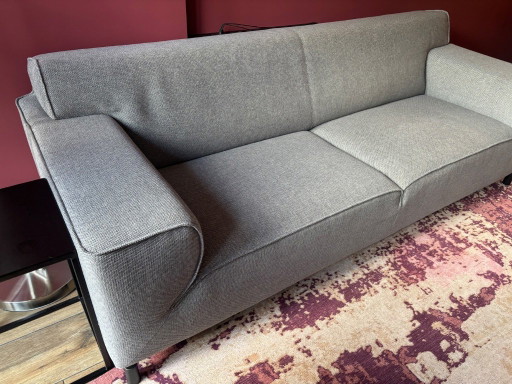 Sofá moderno de 3 plazas gris con patas metálicas. – Woonexpress, 3 5 zitsbanken, Textile, Metal (photo 2 of 6)