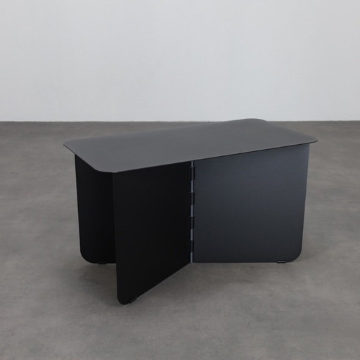 Tavolino laterale Hinge Large di Lex Pott per Puik Design nero