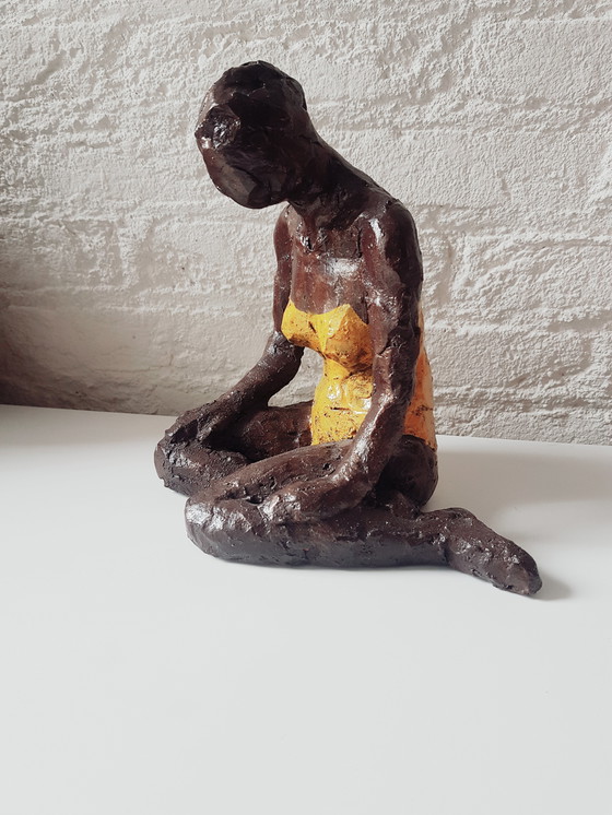 Image 1 of Femme assise en maillot de bain, modelage