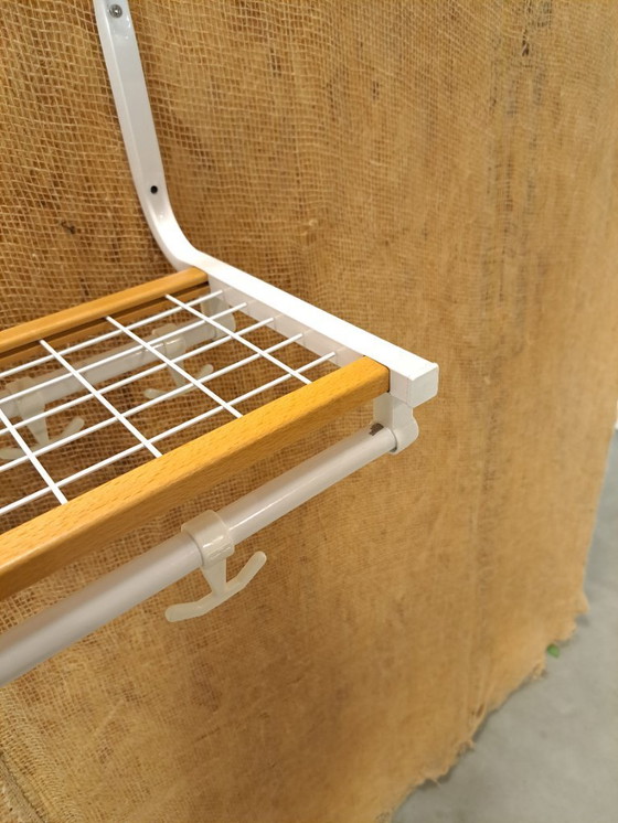 Image 1 of Porte-manteau mural Habo, fabriqué en Suède, blanc et bois, modèle n° 16.