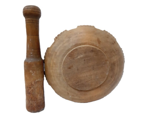 Image 1 of Bol et pilon en bois sculpté vintage