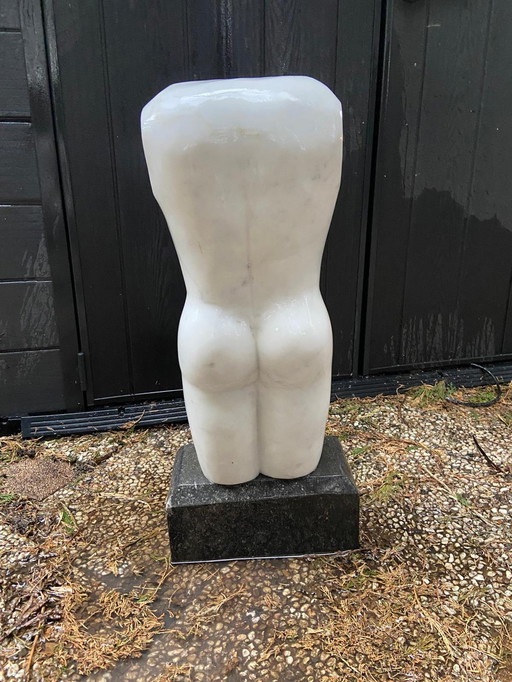Marmeren torso  gesigneerd  vrouwelijke 