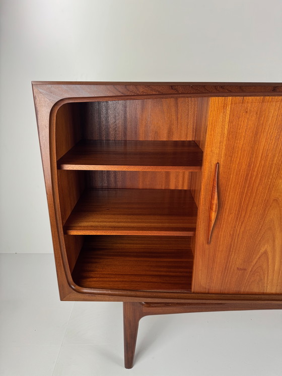 Image 1 of Deens Mid-Century Teak Dressoir – Uitzonderlijk vakmanschap en gebeeldhouwde elegantie