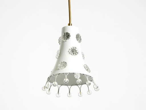 Wunderschöne kleine Pendelleuchte aus Metall im Stil der 50er-Jahre von Emil Stejnar in Trompetenform