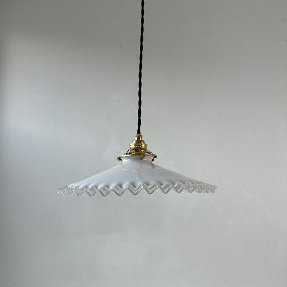 Image 1 of SUSPENSION ANCIENNE DENTELEE EN OPALINE  25 CM VINTAGE