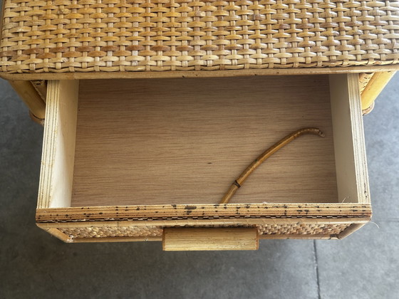 Pair of vintage bedside tables in rattan and woven wicker – Italy, 1970s – Fabrication artisanale Circa 1970 (photo 13 of 14)