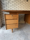 Groot vintage Deens bureau van teakhout zwevend midcentury