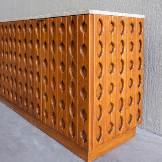 Credenza brutalista contemporanea in legno intagliato con piano in travertino – Credenze, Wood, Brass (photo 14 of 16)